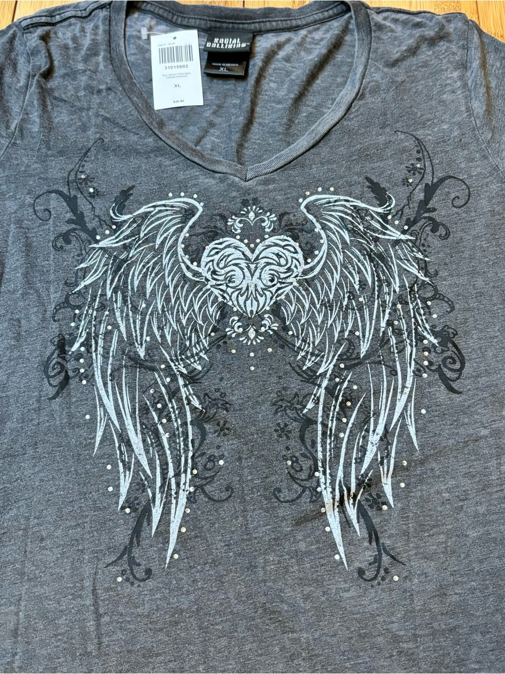 Social Collision NWT V-Neck Tee with White Angel Wing Heart Graphic Size XL